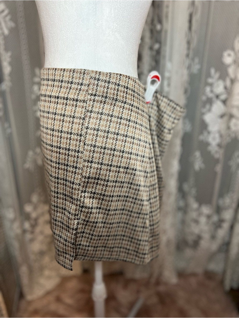 Preppy American Eagle Outfitters Plaid Mini Skirt in Tan and Black XL - Picture 3 of 5